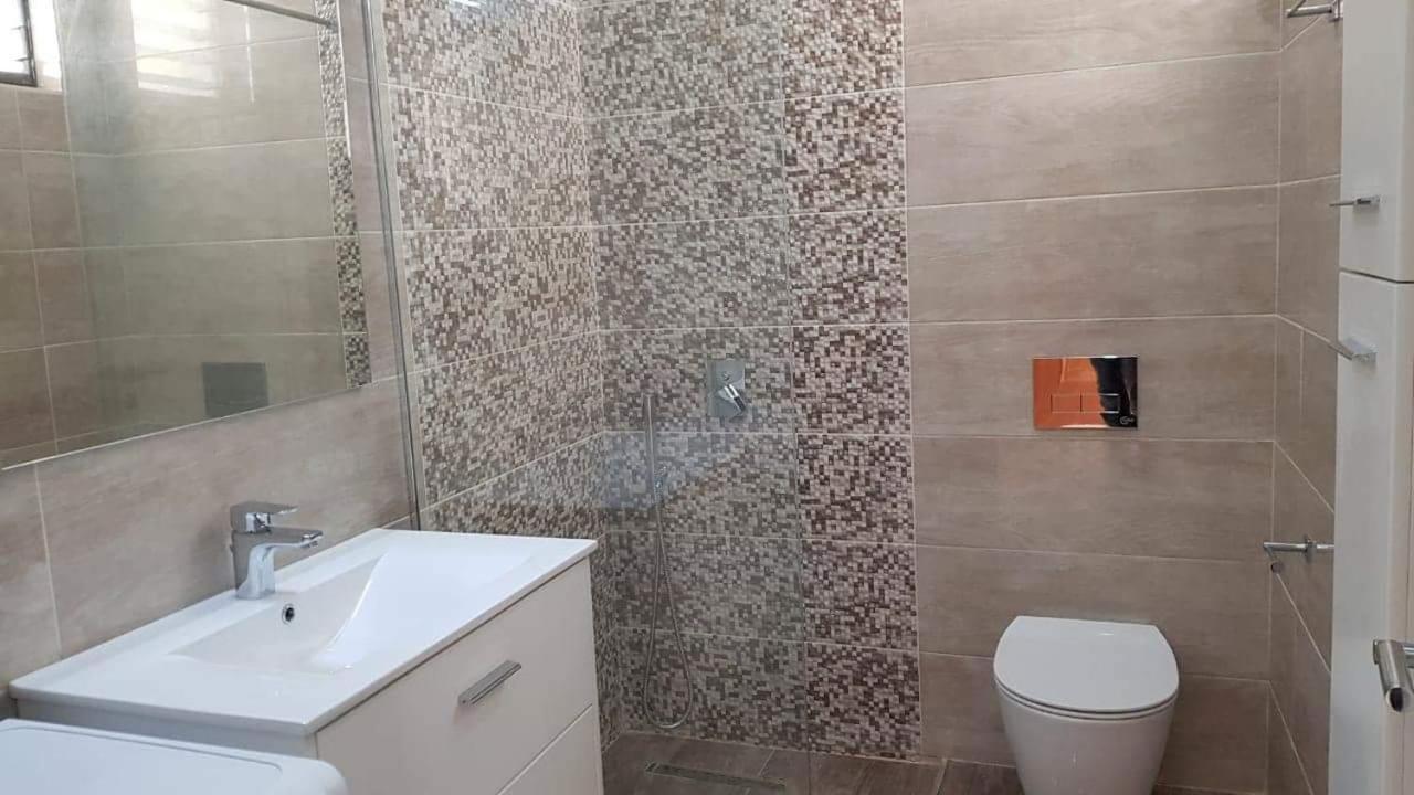 Spacious Apartment Near The Beach Sarandë Esterno foto